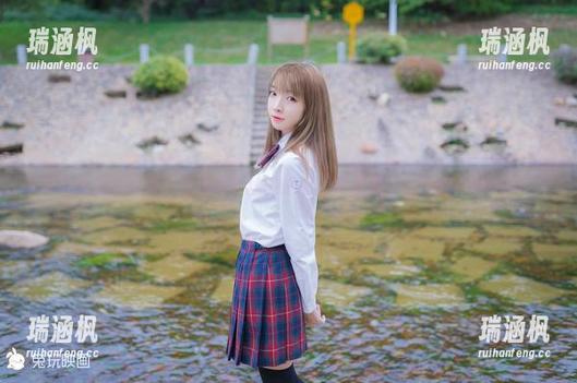 看祖木子的写真，白丝和蕾丝的搭配，简直是在cos内心的呐喊。