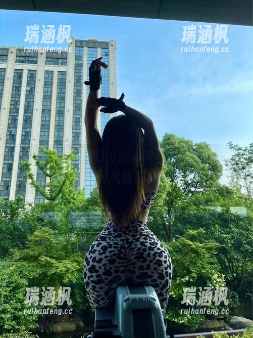 微密圈 - 禅雨儿Lynne的私拍里学妹多了一份灵气，画风偏差了点？哈哈！