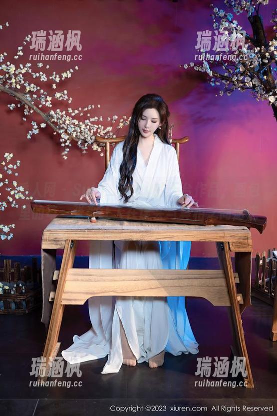 秀人网 - Suki_baby的天台作品，图包里的每一张都让人在误会与真相之间游走。