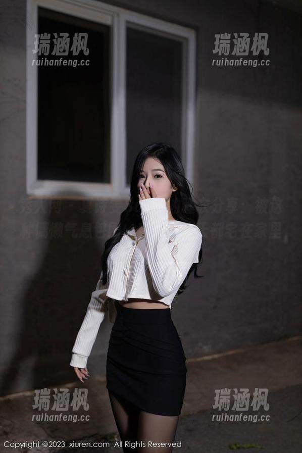 秀人网 - 夏诗雯Sally的睡衣分享：被这种慵懒气息包围，真想一整天都宅在家里。