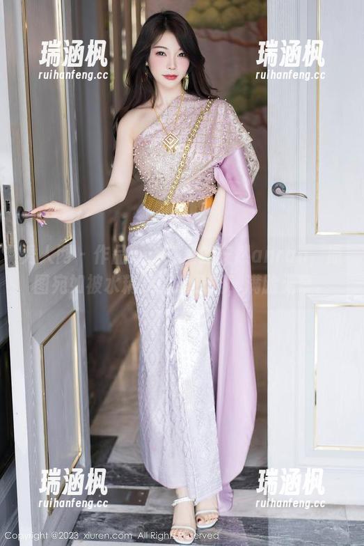秀人网 - 作品：浴缸里的安然anran，原图宛如被水精灵调皮打翻，满脸无辜。