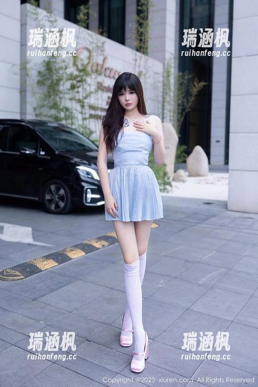 秀人网 - 小纯子在线，JK合集，随便一张都能把我萌到不行。