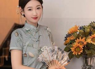 秀人网 - 是小逗逗的私房秘书图集，难得的轻松一刻，看似普通又隐藏着俏皮。