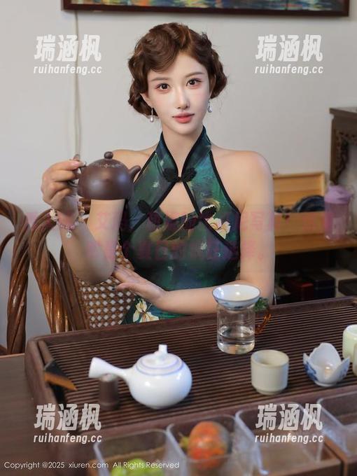 秀人网 - 艾玛，甜妮的比基尼写真！这果然是个夏日的疯狂选择。