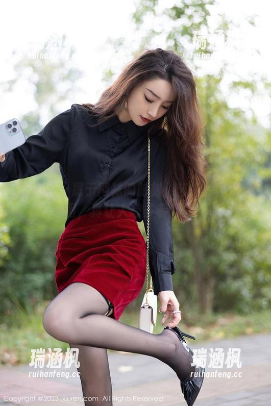秀人网 - 属于网袜的时刻：艺轩的精彩美图，真让人想多看几眼…