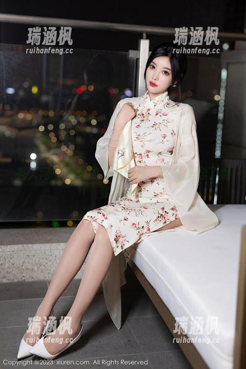 秀人网 - 蓝夏的免费套图：这礼服穿了能变身吗？