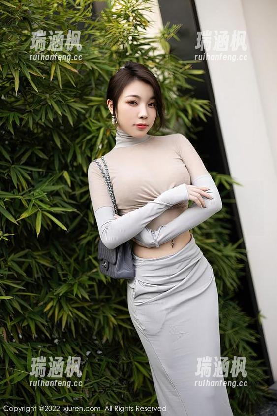 秀人网 - 雨瞳Yoyo泳装套图：脑海中狂想像个说唱歌手，泳衣也是宝藏！