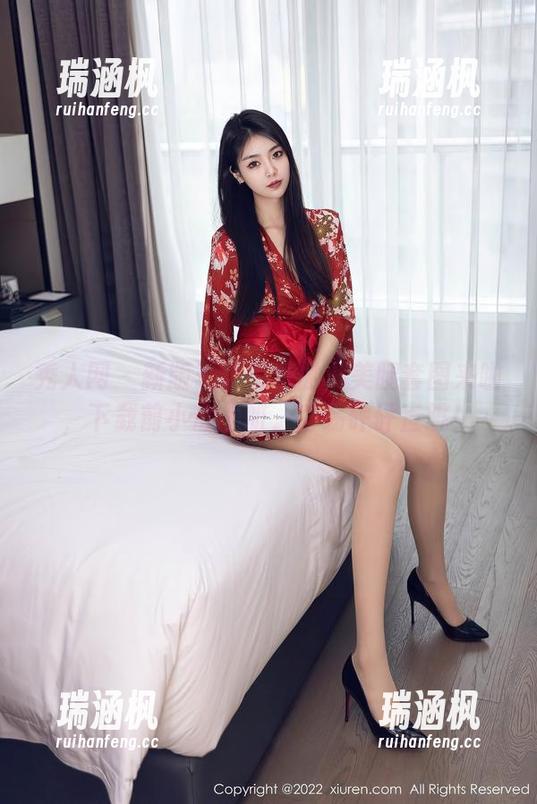 秀人网 - 新版麦琪绫冰激淋美腿套图来啦，下载前小心心脏，容易砰砰直跳！