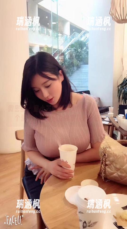 微密圈 - 童小芯的散图大概在网盘里搞了个聚会，真希望我也能被邀请进去。