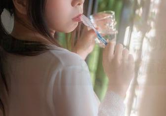 看完自闭颜球球的在线图片，吉他妹妹2.0好像很懂情调，又好像不太靠谱。