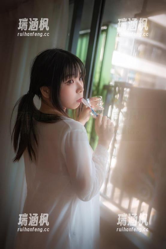 看完自闭颜球球的在线图片，吉他妹妹2.0好像很懂情调，又好像不太靠谱。
