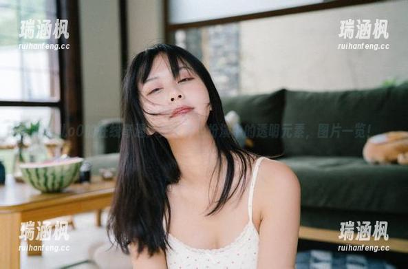 萌芽儿o0的在线奇遇：女仆角色扮演中的透明元素，图片一览！