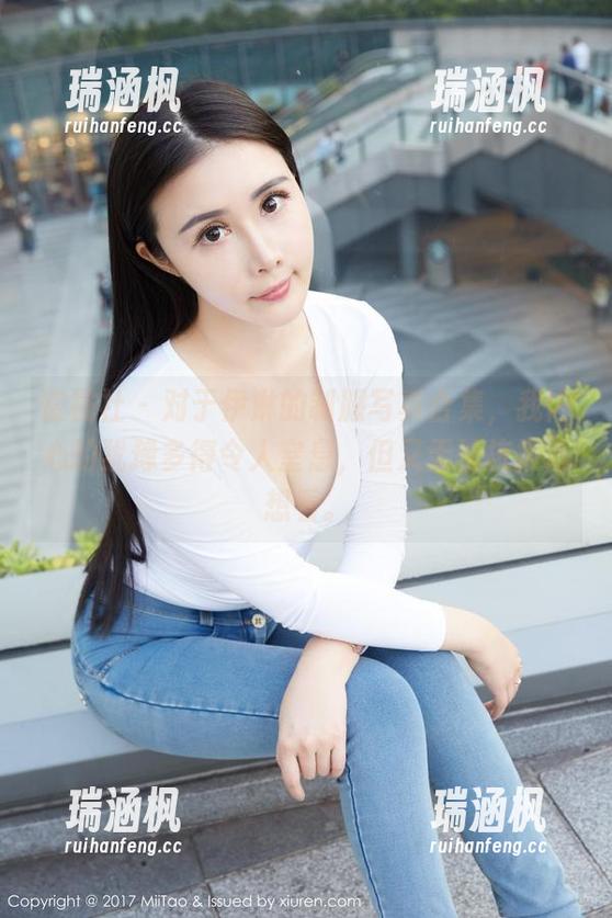 蜜桃社 - 对于伊琳的制服写真合集，我内心的犹豫多得令人窒息，但又无法抗拒地想看。