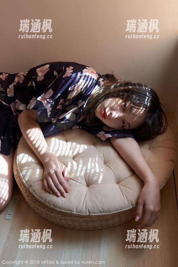 蜜桃社 - 小魔女lily，你的私拍《花嫁》，每张图片敢情都是在引人遐想，微妙而闪烁。