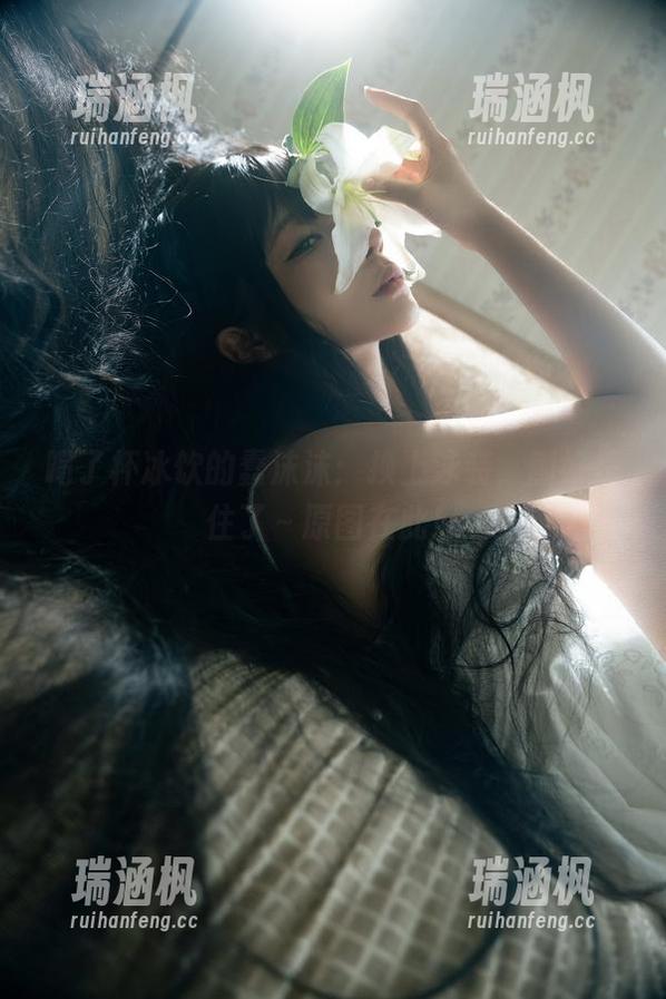 喝了杯冰饮的蠢沫沫：换上泳装，刚好愣住了～原图在此！