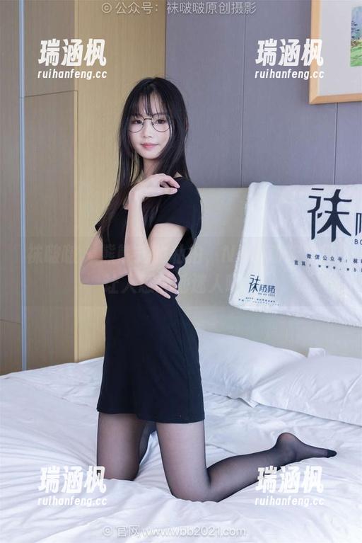 袜啵啵 - 熊熊式的私拍，NB运动鞋图包让人意外地迷人啊。