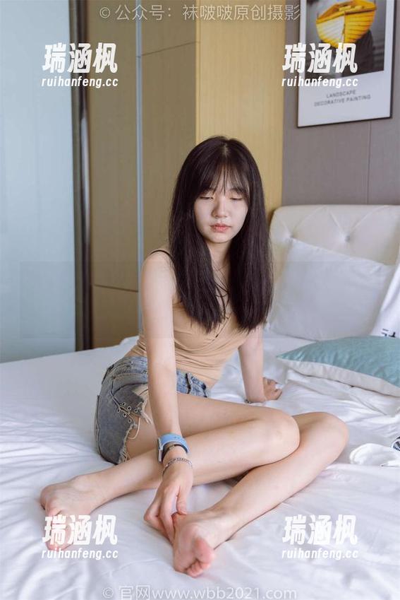 袜啵啵 - 谁说丝袜只是配角？甜甜圈的美图里，照片都充满了故事感。