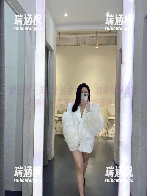 微密圈 - 天台上的金希儿，别说免费资源不重要，随便拍拍也能成神！