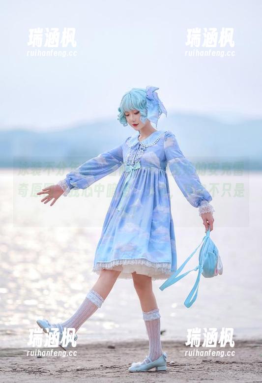 泳装不分年龄，看阿包也是兔娘的安克雷奇原图，我心中暗想：泳池，其实不只是水！