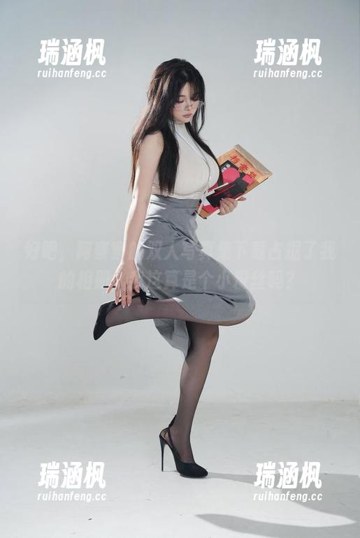 好吧，阿寨寨的双人写真集下载占据了我的相册，我这算是个小粉丝吗？