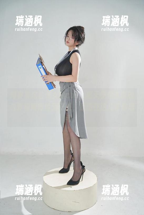 阿寨寨 阿寨寨这位修女的cos,把天使和恶魔的边界模糊得恰到好处,原图在这儿等你思考。