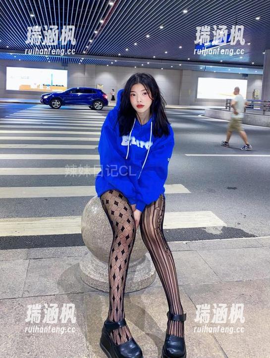 微密圈 - 陈佩奇的旗袍美图，妆成了个趁机发图的网红一样的存在。