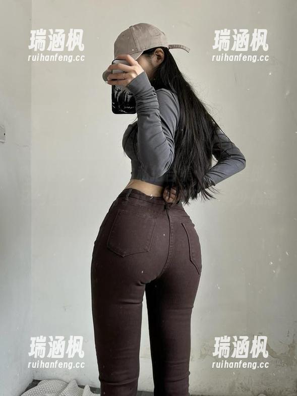 微密圈 - 陈佩奇的私拍合集：光看美脚，还得想一想她为了这个造型费了多少心思？