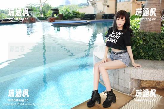 青豆客 - 摄影师和雨婷goddess的脑洞：女神写真集，太会玩了吧。