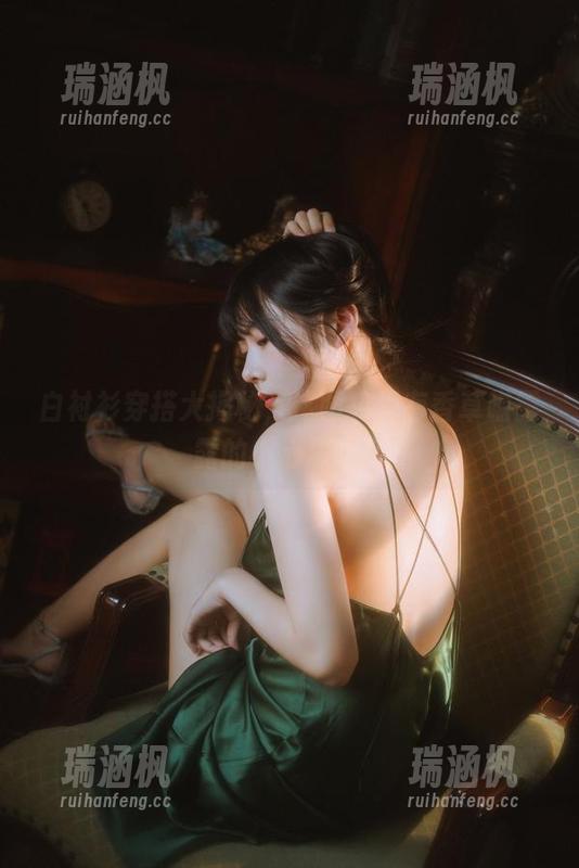 白衬衫穿搭大揭秘，这图包里有香草喵露露的小心思哦！