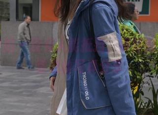 魔镜街拍 - 没有人能抵挡，婷婷的工作日常黑丝写真分享