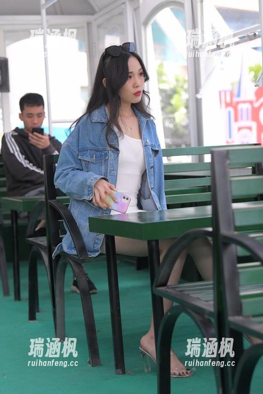 魔镜街拍 - 小心，婷婷的OL范儿包臀灰裙在合集中闪瞎你的眼