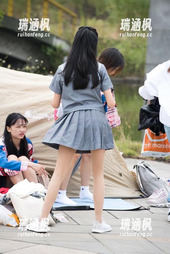 魔镜街拍精选：深夜的买醉派对，肉丝美腿在路灯下轻轻摇晃。