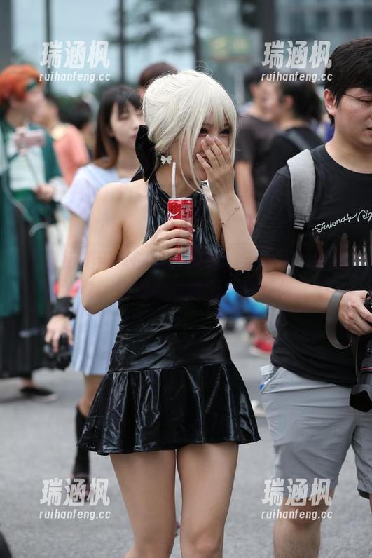 魔镜街拍带来的夜色牛男，无圣光出奇的好看，脑海中却冒出满分联想。